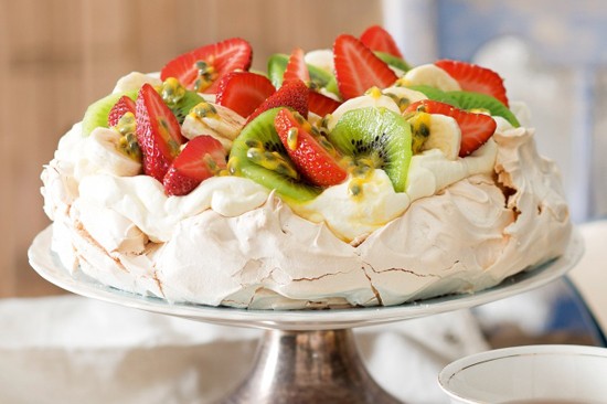 Pavlova, postre elaborado de merengue con forma de pastel crujiente por fuera y muy cremoso y ligero por dentro.